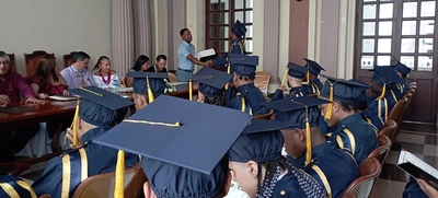 37 jóvenes privados de la libertad recibieron su diploma de bachilleres