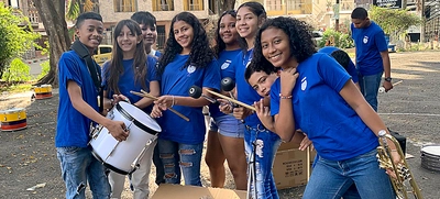 Banda músico marcial del Barrio Berlín recibe sus insumos musicales