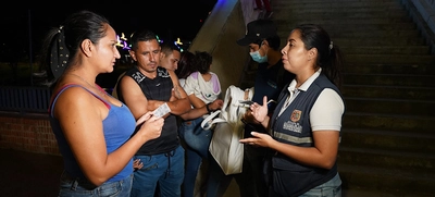 Jóvenes becados se destacan como promotores de civismo en el Alumbrado Navideño