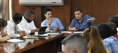 Alcaldía de Cali y gremio de taxistas trabajan de la mano para mejorar el servicio de taxis en la ciudad