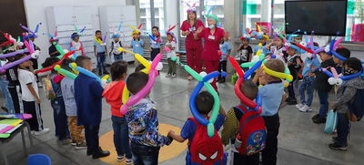 Niñas y niños regresan con emoción a las aulas de su colegio