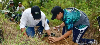 Becarios de Todas y Todos a Estudiar iniciaron la siembra de 7.000 árboles en el Bosque de los Estudiantes