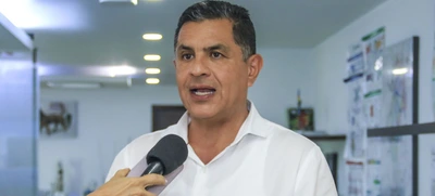 Alcalde llama a la sensatez frente al Monumento de la Resistencia