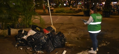 En Parque del Perro, algunos restaurantes siguen impactando con residuos el separador vial