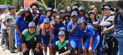 Las promesas del fútbol femenino colombiano no se perdieron la llegada del trofeo mundialista a Cali