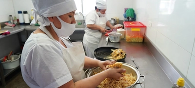 La correcta manipulación de los alimentos es prioridad en los comedores comunitarios