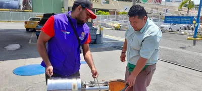 Selladas dos mangueras de combustible en una estación de gasolina