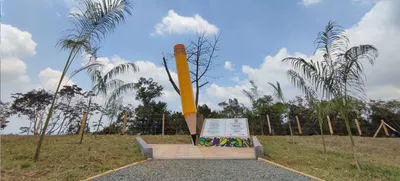 Una ceiba crecerá sana y fuerte al lado del monumento en el ‘Bosque de los Estudiantes’