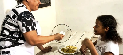 Una discapacidad que no le ha impedido atender en su comedor a más de 120 personas