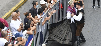 La danza y el viento fueron cómplices en la ‘Gran Parada’ del ‘Encuentro de Culturas Populares’