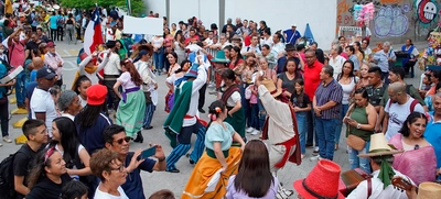Grupo Chamal de Chile se lució en desfile del ‘Encuentro Mundial de las Culturas Populares’