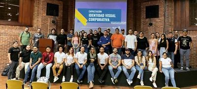 Equipo de diseño gráfico revisa lineamientos de la Identidad Visual Corporativa