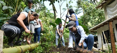 Con pala en mano, gestores comunitarios avanzan con la instalación de huertas urbanas en comedores de Cali