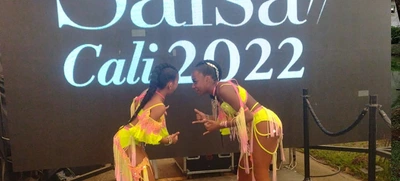 Valentina Castillo y Danna Sarasti, campeonas del Festival Mundial de Salsa en 2022, se alistan para la nueva edición