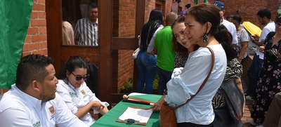 Dagma agradece con obsequios la asistencia a su rendición de cuentas