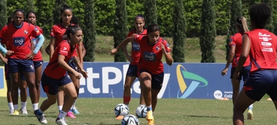 La selección femenina de fútbol de Panamá se alista bajo el sol caleño