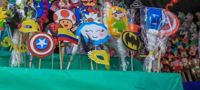 Madres, abuelas e hijas mantienen viva la dulce tradición de los ahijados