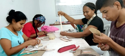 Atención víctimas del conflicto armado: se agotan cupos para clases de fabricación de calzado