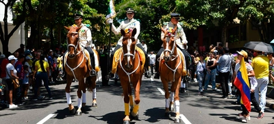 Con gran desfile de las Fuerzas militares se conmemoraron 213 años de independencia