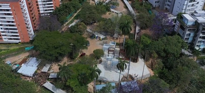 Hábitat Senderos sorprende con la instalación de majestuosos obeliscos de 19 metros de altura