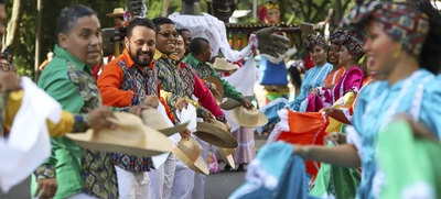 Este sábado disfruta del Desfile de Colonias al ritmo del Pacífico