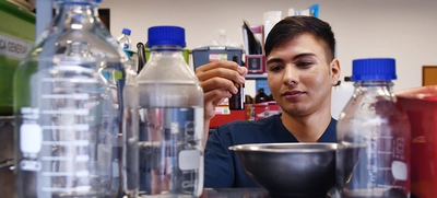 Santiago Muñoz, beneficiario de Todas y Todos a Estudiar es apasionado por la salud y la investigación