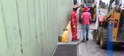 Reubican rejillas en el Túnel Mundialista con el grupo operativo de Infraestructura