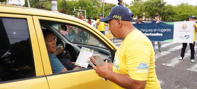Conductores mal parqueados fueron ‘pillados’ por los colectivos de cultura ciudadana de la Alcaldía de Cali