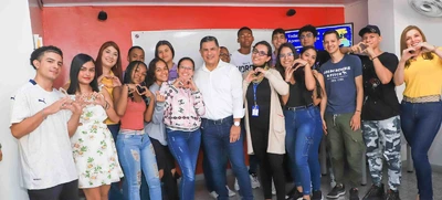 Jóvenes caleños avanzan hacia su meta de ser bilingües con el programa Todas y Todos a Estudiar Inglés