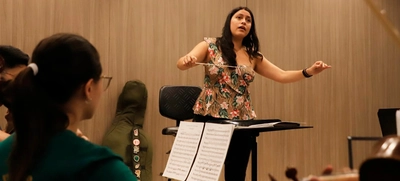 Tiene la música en sus manos. Y se le pasa para la cabeza, los pies…