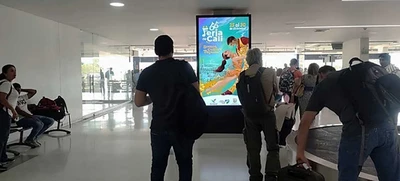 En el aeropuerto Bonilla Aragón, la publicidad digital de Feria de Cali atrae a los viajeros