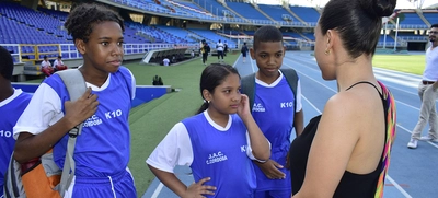 Tocando el cielo con los pies: niños de la comuna 15 visitan el estadio Pascual Guerrero