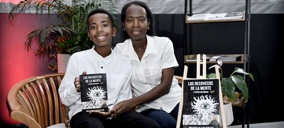 Un niño se tomó ‘la última Coca Cola del desierto’ en la Feria del Libro