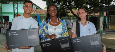En la Institución Rodrigo Lloreda Caicedo, los estudiantes recibieron 34 computadores nuevos