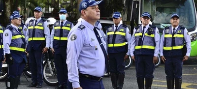 Agentes de tránsito en alistamiento de primer grado para celebración del Halloween