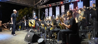 El Barrio en Movimiento, iluminó la colina de San Antonio en el Día de las Velitas