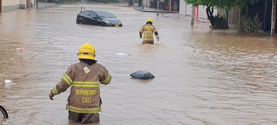 Fuertes lluvias e incorrecta disposición de basuras causan afectaciones en Cali: más cultura ciudadana podría evitar inundaciones