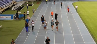 La pista atlética del estadio Pascual Guerrero también se puso en servicio en horario nocturno