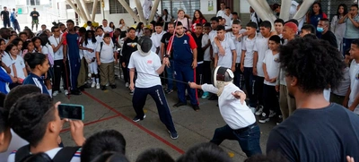 Observatorio del Deporte lanzó un laboratorio de esgrima para alumnos de la I.E. Juan Pablo II, en la Comuna 18 de Cali