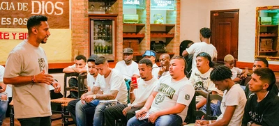 300 jóvenes barberos de zonas vulnerables de Cali son los nuevos  gestores de la reconciliación