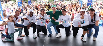 En compañía del alcalde de Cali, Alejandro Eder, los usuarios de la Ciclovida disfrutaron del Día Mundial de la Risa