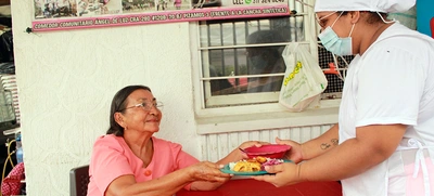 Las gestoras y gestores de comedores comunitarios cuentan con una línea de atención para garantizar el seguimiento y control de la seguridad alimentaria en Cali