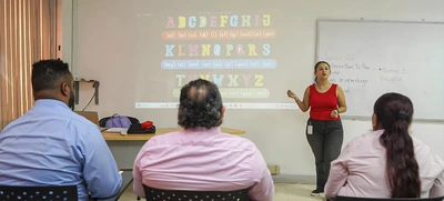 Avanzan las capacitaciones en bilingüismo para taxistas y personal del sector gastronómico para la COP16