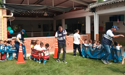 Más de 140 niñas y niños aprenden sobre normas de tránsito en jornada  educativa de la Secretaría de Movilidad