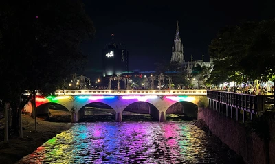 Cinco hitos ornamentales de Cali brillan con los colores del arco iris para celebrar el ‘Día Mundial del Orgullo LGTBIQ+’