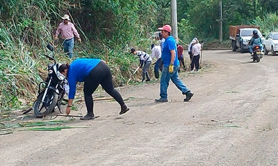 Con mingas y mucho cariño, habitantes de los corregimientos se unen a la Secretaría de Infraestructura para recuperar sus vías rurales