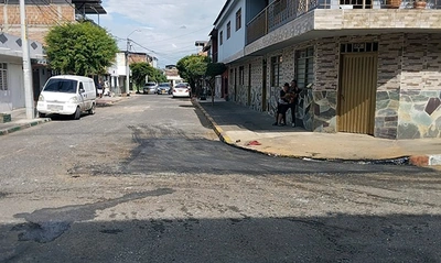 Alcaldía de Cali tapó enorme hueco que afectaba a los vecinos del barrio Olaya Herrera y continúa diciendo #ChaoHueco en Cali