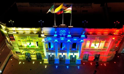 Diez hitos de Cali se iluminan de amarillo, azul y rojo para conmemorar  la Batalla de Boyacá