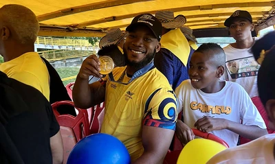 El medallista olímpico Yeison López fue recibido en el ‘Bus Turístico Cali 488 años’