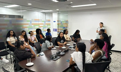 Estudiantes del Instituto Antonio José Camacho ingresan a la Alcaldía de Cali para realizar prácticas académicas